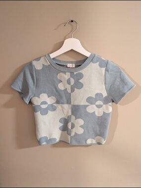 debut Blue & White Floral Knit Crop Tee